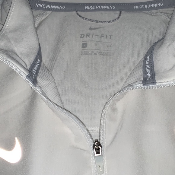RARELY WORN NIKE ZIP UP!! s - Picture 3 of 4